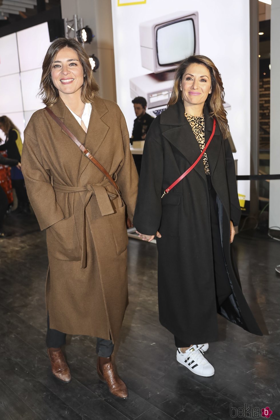 Nagore Robles y Sandra Barneda juntas de la mano