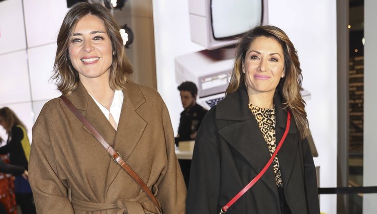 Nagore Robles y Sandra Barneda juntas de la mano