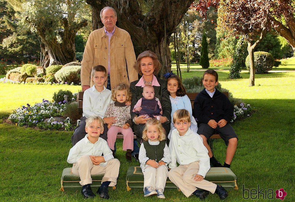 Los Reyes Juan Carlos y Sofía con sus 8 nietos cuando eran pequeños