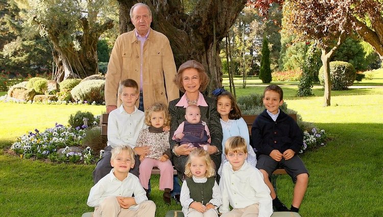 Los Reyes Juan Carlos y Sofía con sus 8 nietos cuando eran pequeños