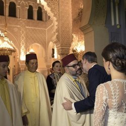 El Rey Felipe besa a Mohamed VI en la cena de gala en honor a los Reyes Felipe y Letizia en Rabat