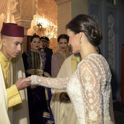 Moulay Hassan de Marruecos saluda a la Reina Letizia en presencia del Rey Felipe, Lalla Hasna y Lalla Meryem en la cena de gala a los Reyes Felipe y Letizi