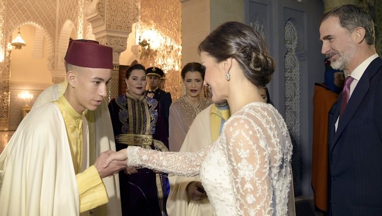 Moulay Hassan de Marruecos saluda a la Reina Letizia en presencia del Rey Felipe, Lalla Hasna y Lalla Meryem en la cena de gala a los Reyes Felipe y Letizi