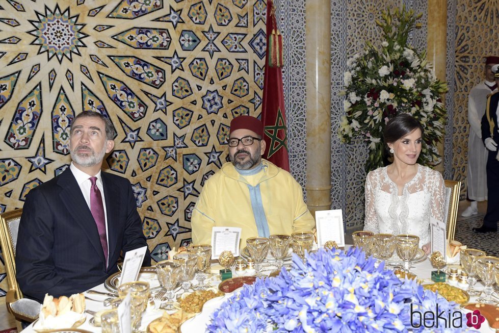 Los Reyes Felipe y Letizia con Mohamed VI en la cena de gala en su honor en Rabat