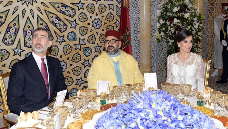 Los Reyes Felipe y Letizia con Mohamed VI en la cena de gala en su honor en Rabat