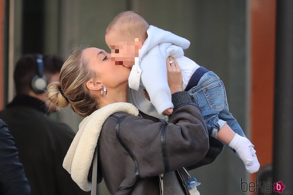 Alice Campello besando a uno de sus hijos