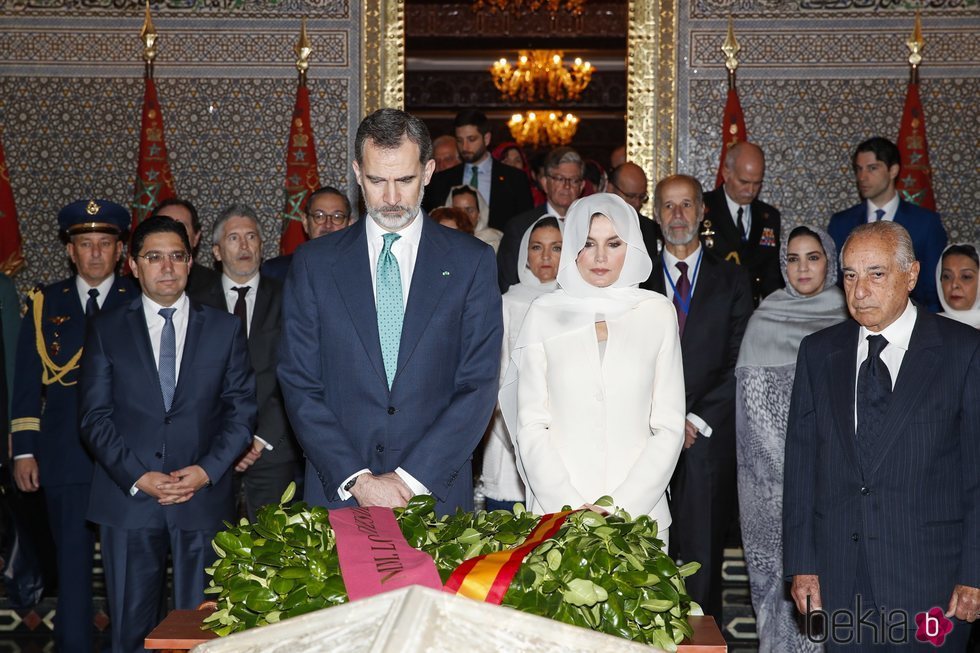 Los Reyes Felipe y Letizia durante su visita al Mausoleo de Mohamed V y Hassan II de Marruecos