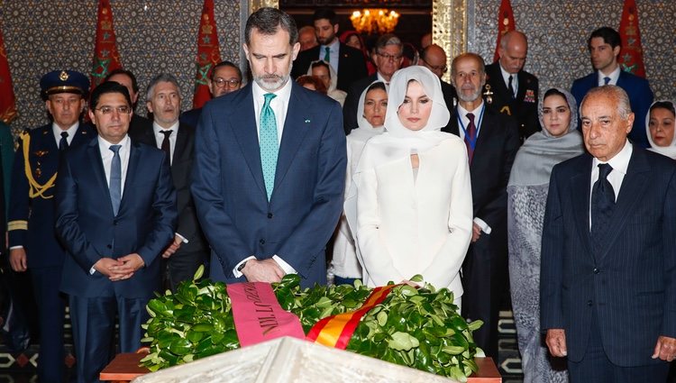 Los Reyes Felipe y Letizia durante su visita al Mausoleo de Mohamed V y Hassan II de Marruecos