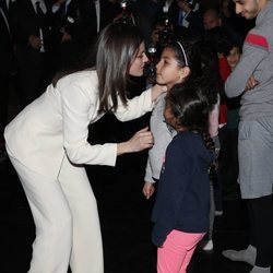 La Reina Letizia saluda a unas niñas en la Escuela de la Segunda Oportunidad de Salé