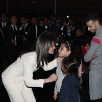 La Reina Letizia saluda a unas niñas en la Escuela de la Segunda Oportunidad de Salé