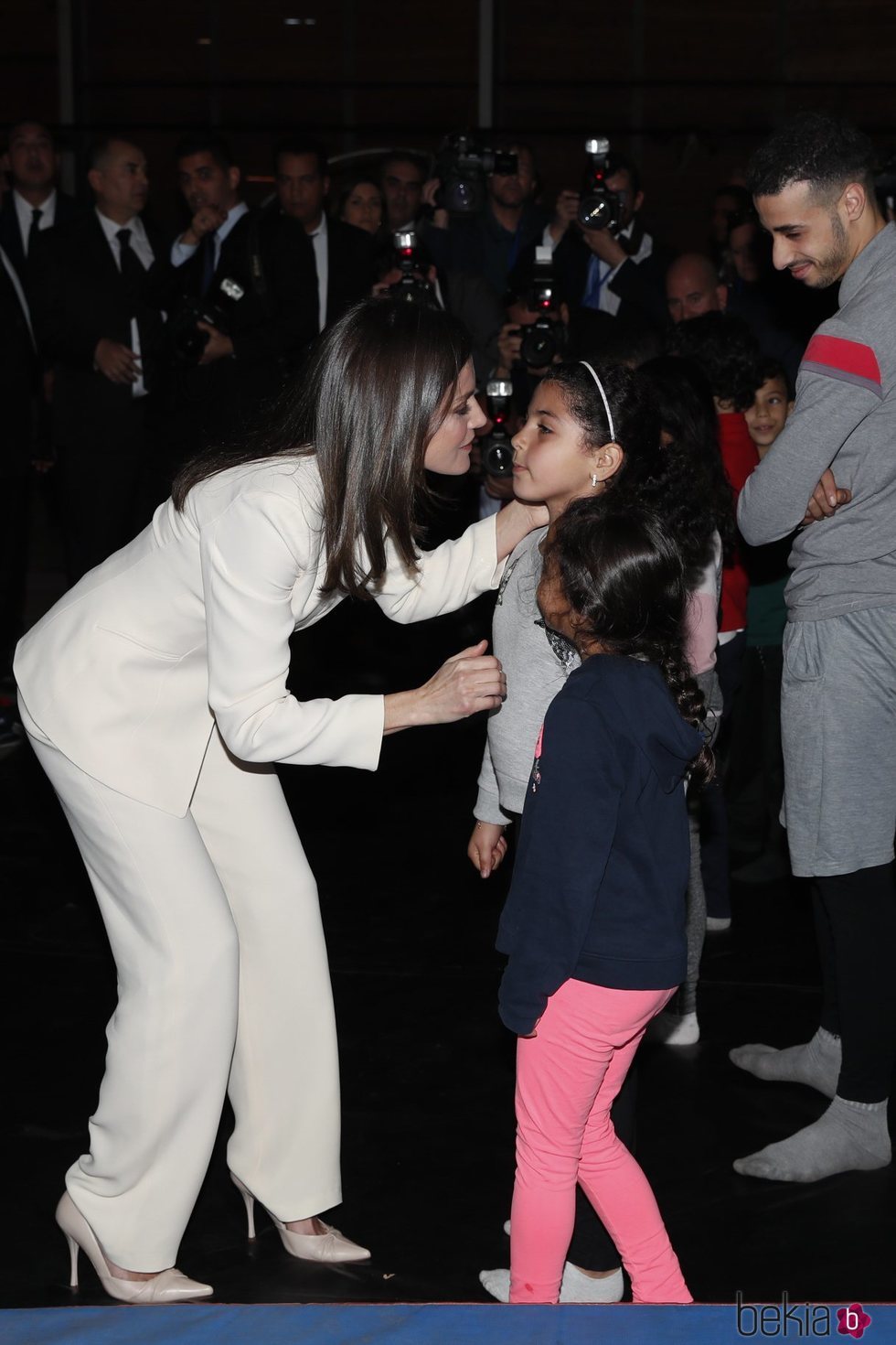 La Reina Letizia saluda a unas niñas en la Escuela de la Segunda Oportunidad de Salé