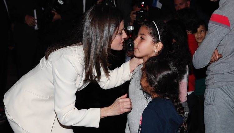 La Reina Letizia saluda a unas niñas en la Escuela de la Segunda Oportunidad de Salé