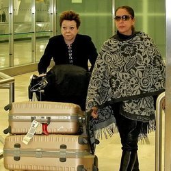 María Navarro con Isabel Pantoja en un aeropuerto