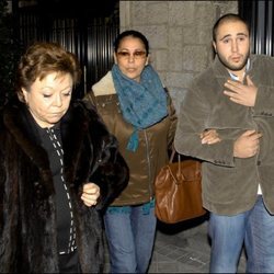 María Navarro con Isabel Pantoja y Kiko Rivera saliendo de una casa