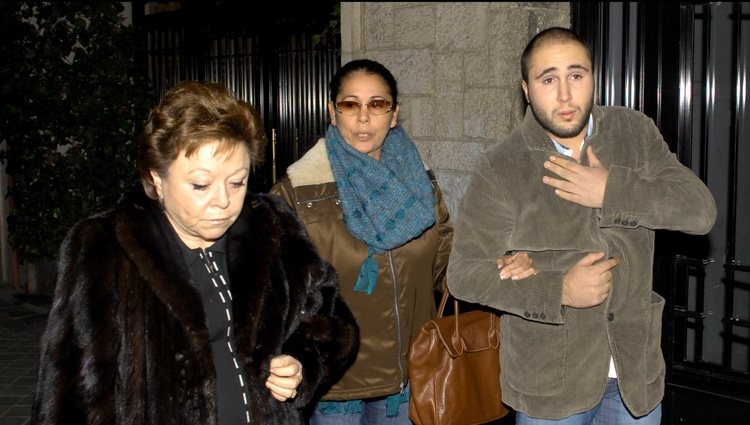 María Navarro con Isabel Pantoja y Kiko Rivera saliendo de una casa