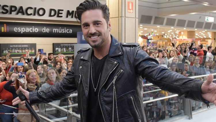 David Bustamante en una firma de discos