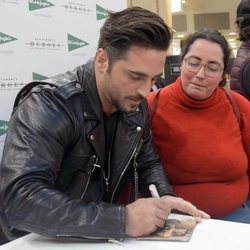 David Bustamante firmando discos en Santander