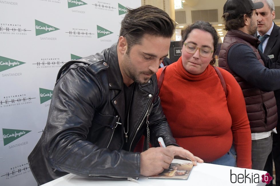 David Bustamante firmando discos en Santander