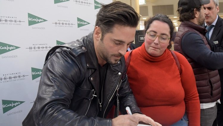 David Bustamante firmando discos en Santander