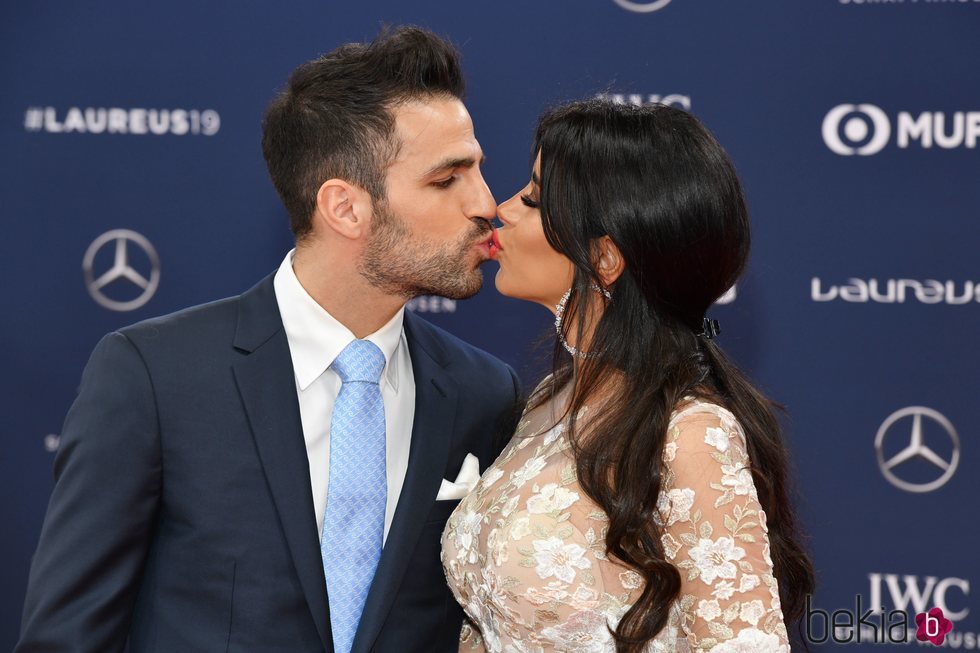 Cesc Fàbregas y Daniella Semaan besándose en los Premios Laurees 2019