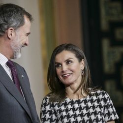 Los Reyes Felipe y Letizia, muy cómplices en la entrega de las Medallas de Oro al Mérito en las Bellas Artes 2017