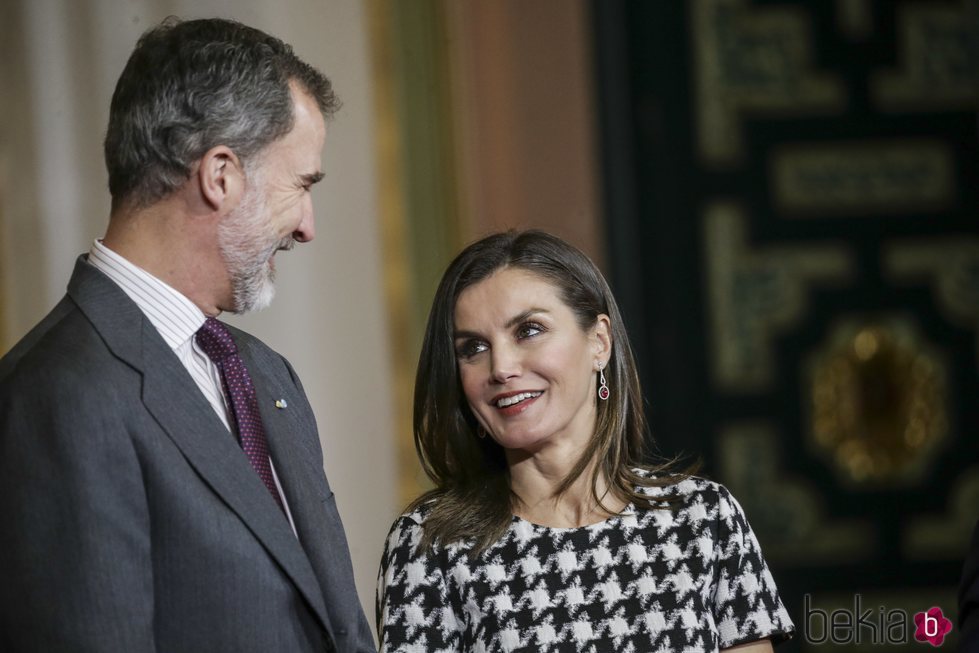 Los Reyes Felipe y Letizia, muy cómplices en la entrega de las Medallas de Oro al Mérito en las Bellas Artes 2017