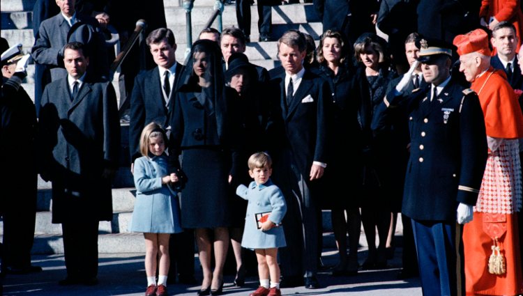 Jackie Kennedy junto a sus dos hijos en el funeral de John F. Kennedy