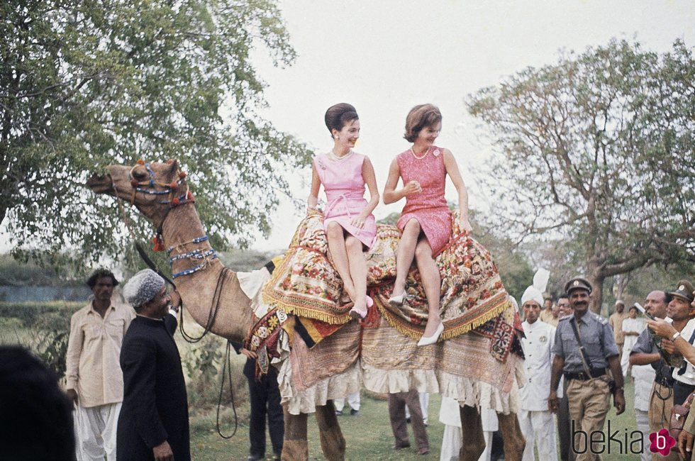 Lee Radziwill y Jackie Kennedy sobre un camello en Pakistán