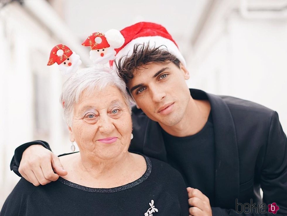 Daniel Illescas y su abuela Carmen