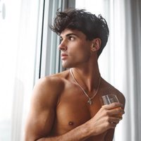 Daniel Illescas con el torso desnudo