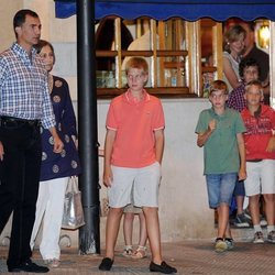 El Rey Felipe, la Reina Sofía, Froilán, la Infanta Cristina y sus hijos Juan, Pablo y Miguel Urdangarin en una cena en Mallorca