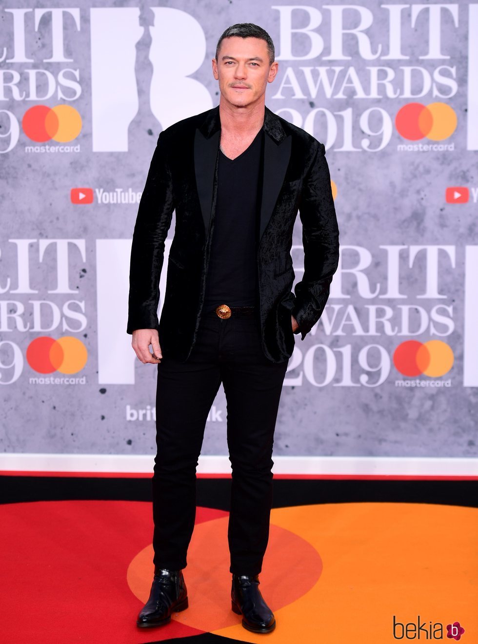 Luke Evans en la alfombra roja de los Brit Awards 2019