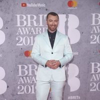 Sam Smith en la alfombra roja de los Brit Awards 2019