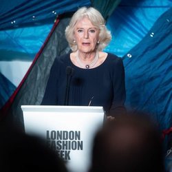 Camilla Parker da un discurso en la Semana de la Moda de Londres 2019