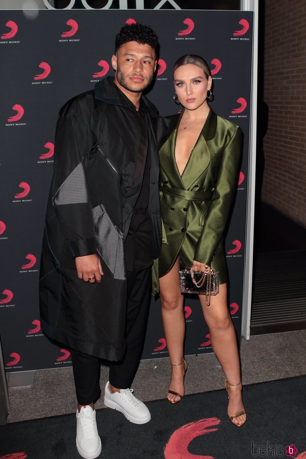 Alex Oxlade-Chamberlain y Perrie Edwards en en la fiesta de los Brit Awards 2019