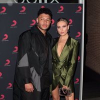 Alex Oxlade-Chamberlain y Perrie Edwards en en la fiesta de los Brit Awards 2019