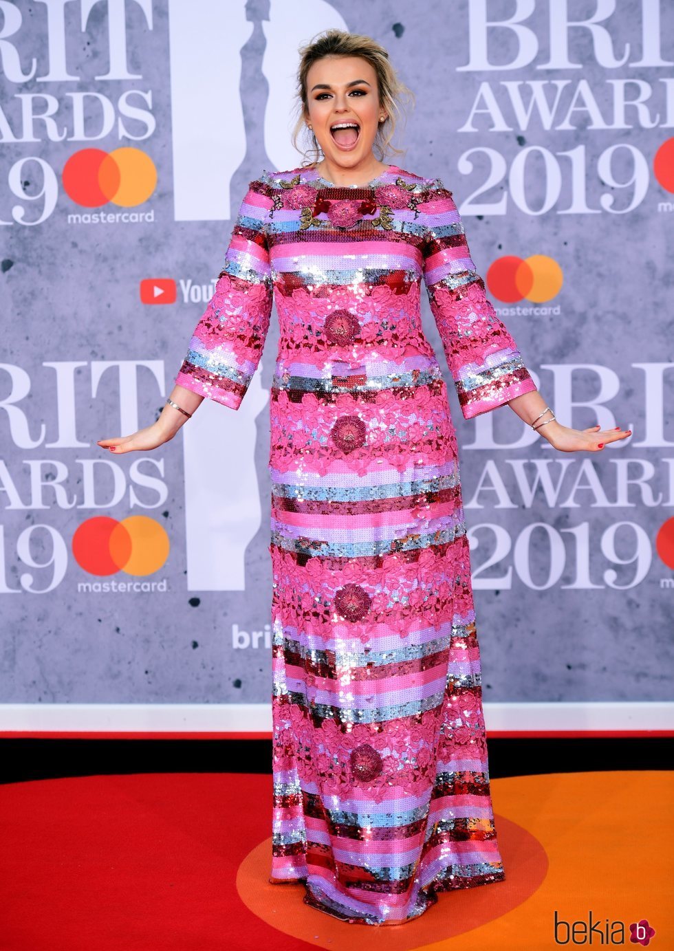 Tallia Storm en la alfombra roja de los Brit Awards 2019