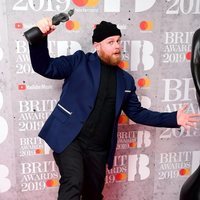 Tom Walker con su premio Brit Awards 2019