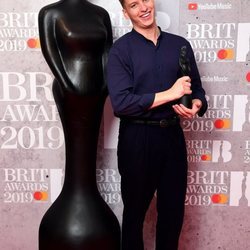 George Ezra con su premio Brit Awards 2019