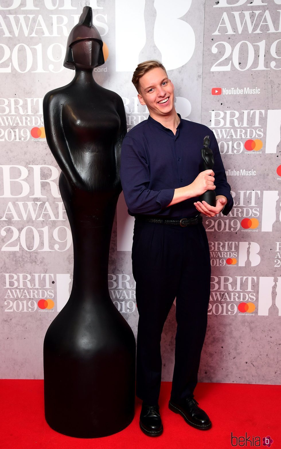 George Ezra con su premio Brit Awards 2019