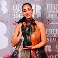 Jorja Smith con su premio Brit Awards 2019