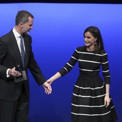 Los Reyes Felipe y Letizia se cogen de la mano en la entrega del World Peace & Liberty Award