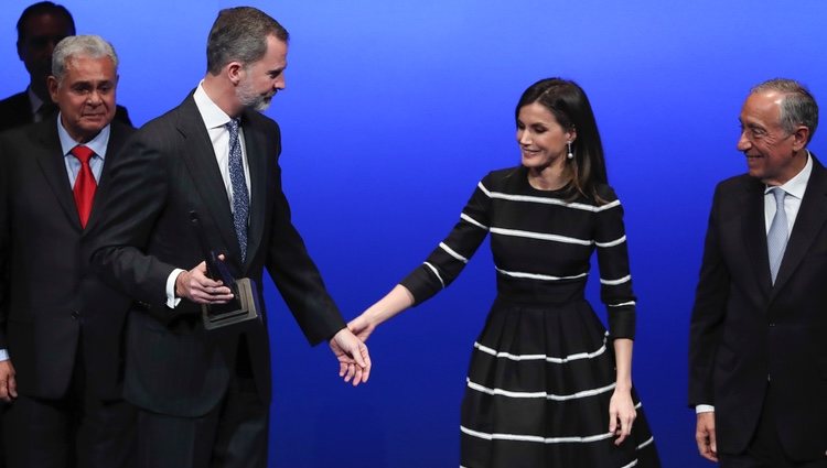 Los Reyes Felipe y Letizia se cogen de la mano en la entrega del World Peace & Liberty Award