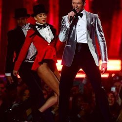 Hugh Jackman actuando en los Brit Awards 2019