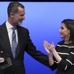 La Reina Letizia aplaude orgullosa al Rey Felipe tras recibir el World Peace & Liberty Award