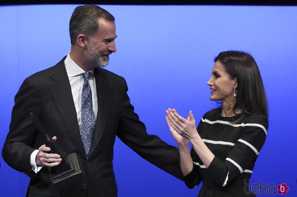 La Reina Letizia aplaude orgullosa al Rey Felipe tras recibir el World Peace & Liberty Award