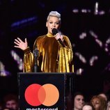 Pink recibiendo su premio Brit Awards 2019