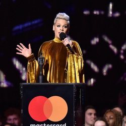 Pink recibiendo su premio Brit Awards 2019