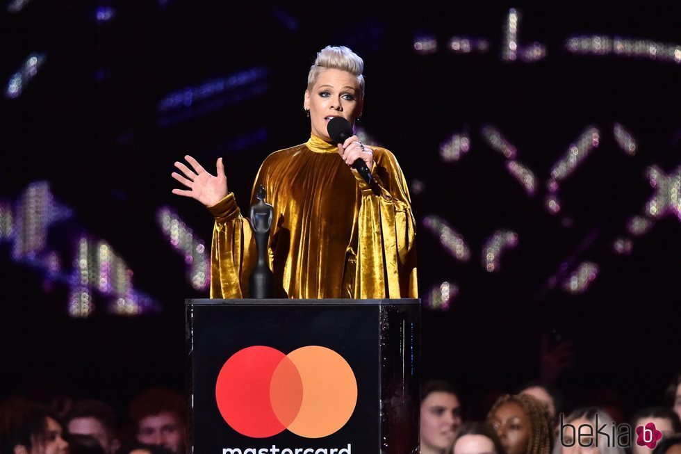 Pink recibiendo su premio Brit Awards 2019