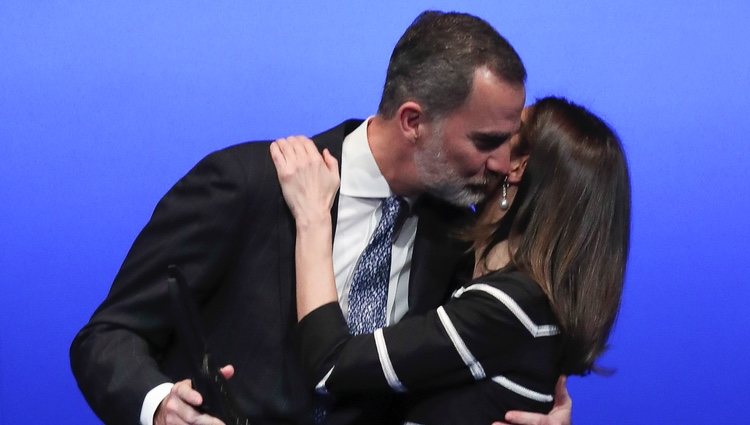 Los Reyes Felipe y Letizia se dan un beso en la entrega del World Peace & Liberty Award